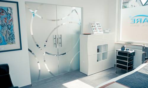 ricare-dettingen-behandlungszimmer-schiebetür-1